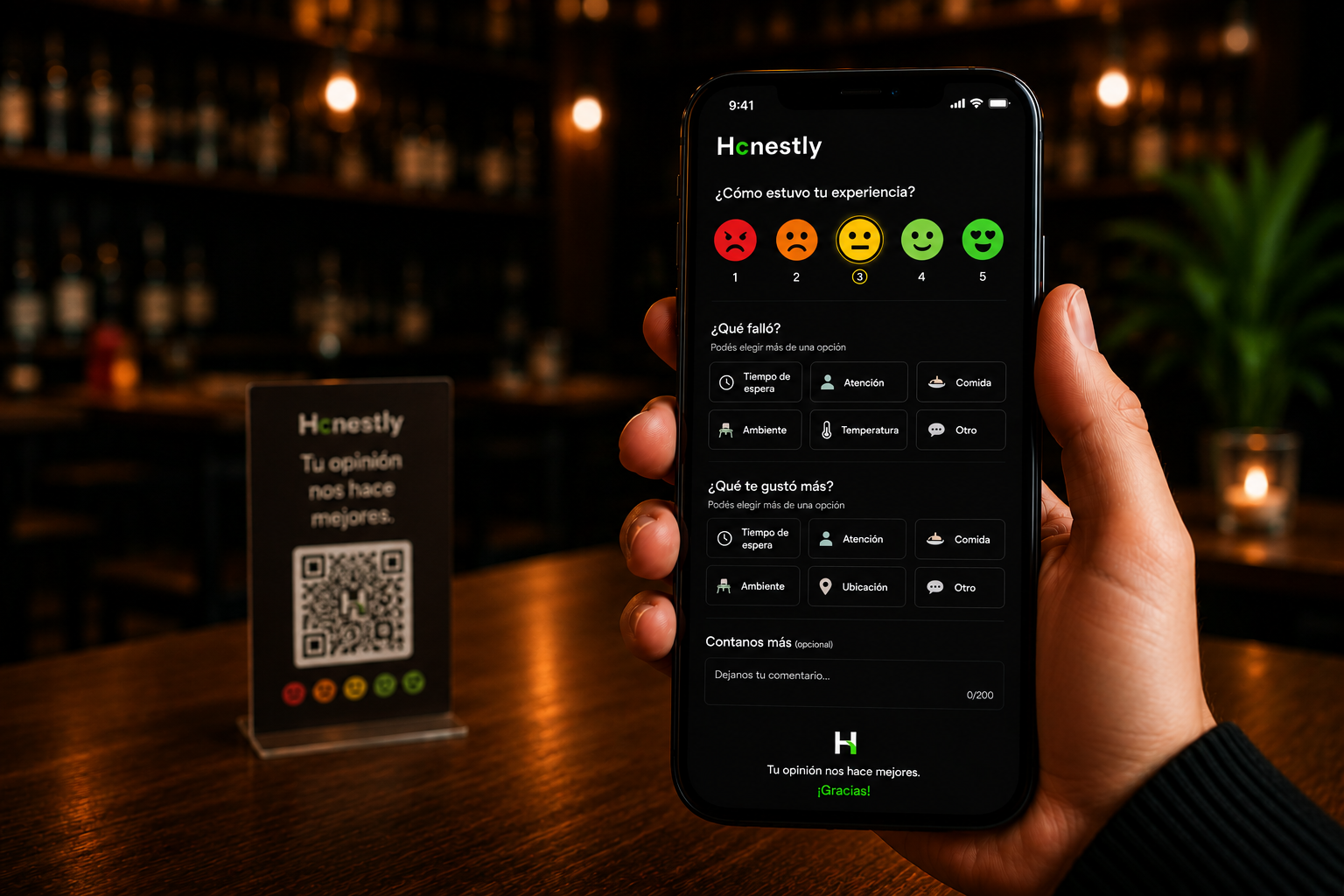 Cliente usando Honestly en su teléfono junto a la placa QR en la mesa del restaurante